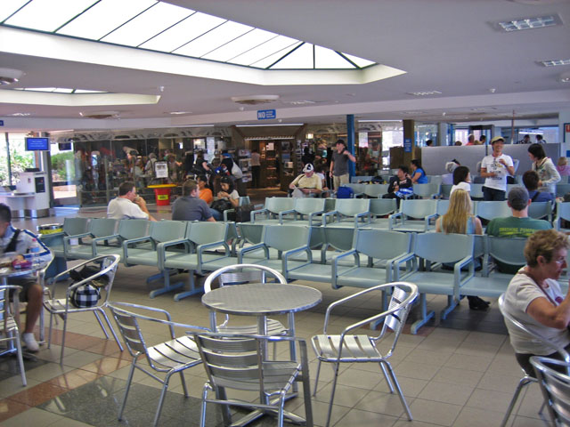 �o�����r�[�̂��X�̈֎q�i��O�j�A�Q�[�g�O�̈֎q�i���j