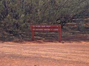 �uULURU BASE WALK�v�̕W��