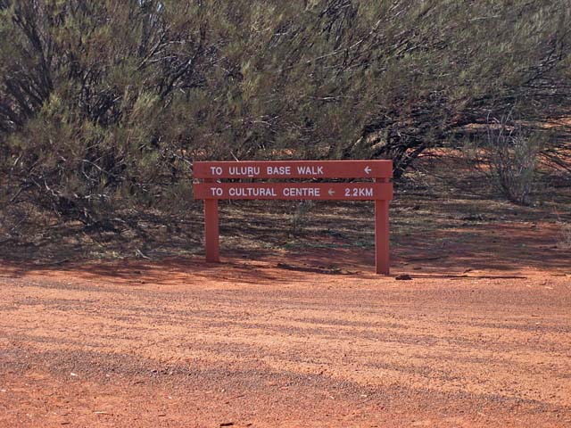 �G�A�[�Y���b�N�i�E�����j�o�R���@�uULURU BASE WALK�v�̕W��