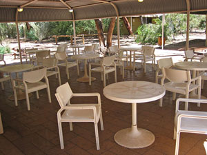 �L�b�`���̊O�ɂ���e�[�u���ƈ֎q