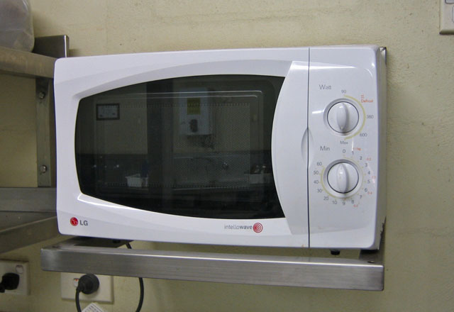 �A�E�g�o�b�N�E�p�C�I�j�A�E�z�e�������b�W�@�L�b�`���̓d�q�����W