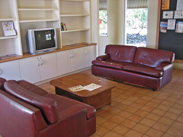 �A�E�g�o�b�N�E�p�C�I�j�A�E�z�e�������b�W�@�x�e���̃\�t�@�[�ƃe���r